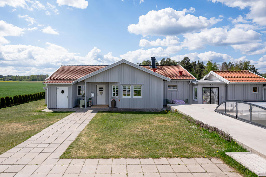 Husets framsida vid garageuppfart