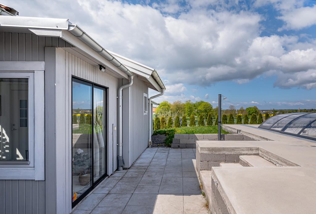 Direktingång i huset från poolområdet till dusch och bastu