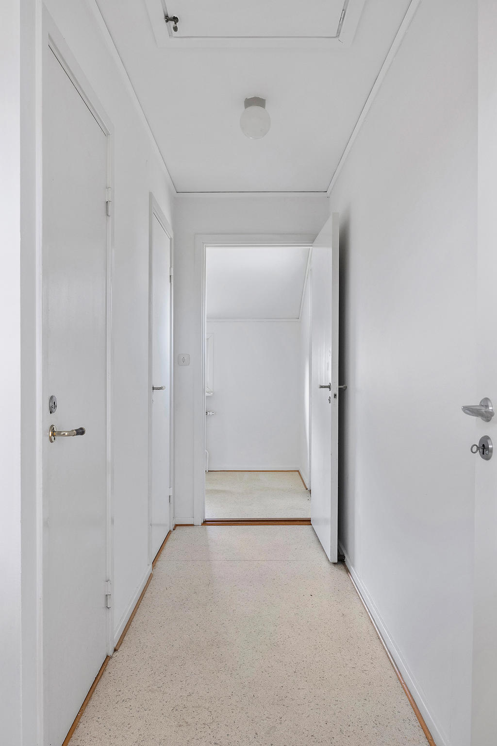 Hall mot förråd, pannrum och grovingång
