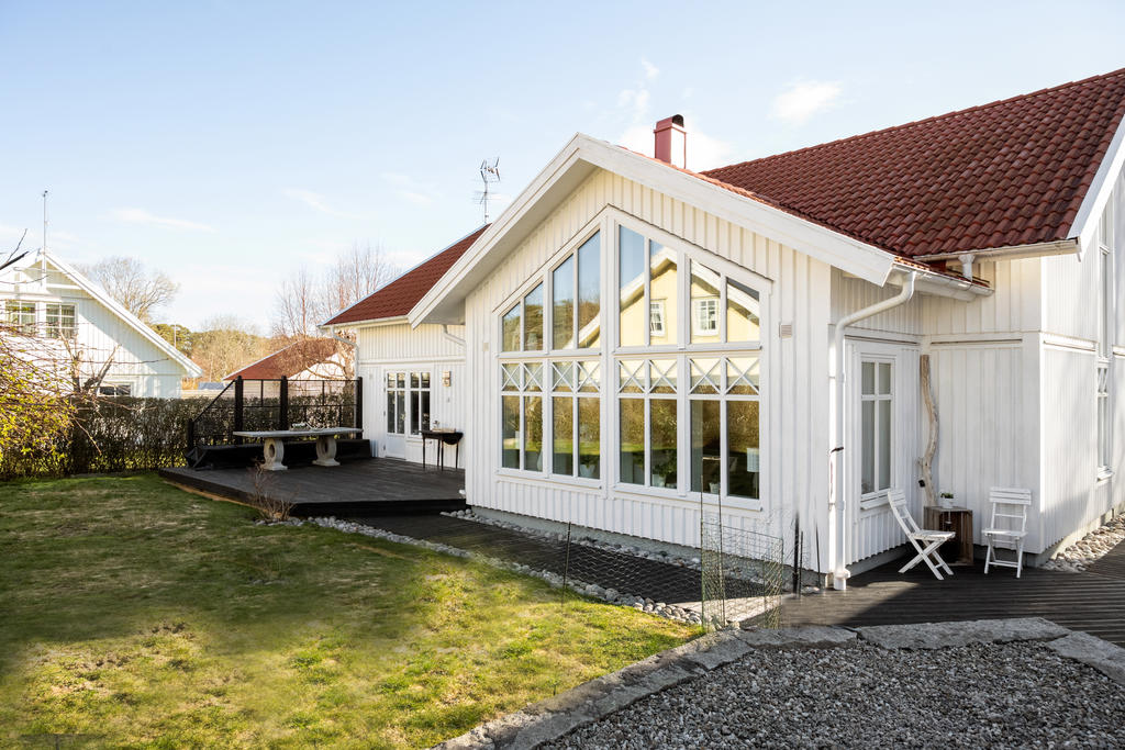 Husets baksida med västerläge perfekt för grillkvällar!