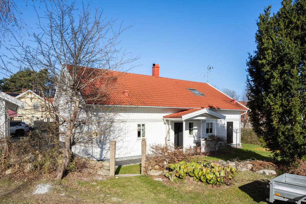 Entrésidan huset i öster med morgonsol.