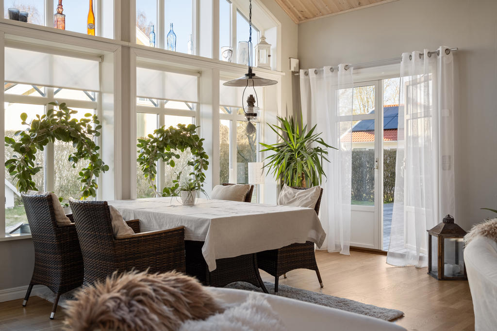 Vardagsrum med utgång till trädgård i västerläge!