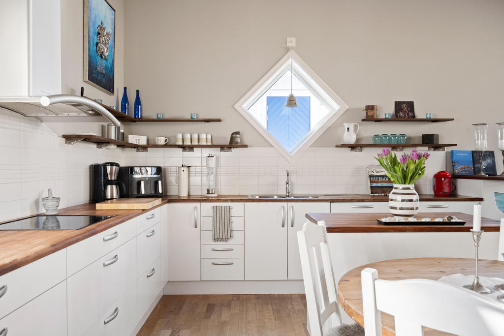 Ljust, trevligt och utrustat kök med spishäll, fläkt, stor kyl, ugn, inbyggd diskmaskin, diskho och bra förvaring. (frysbox finns i tvättstugan)