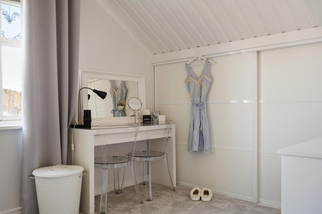 Sovrum övre plan garderobslösning med skjutdörrar.