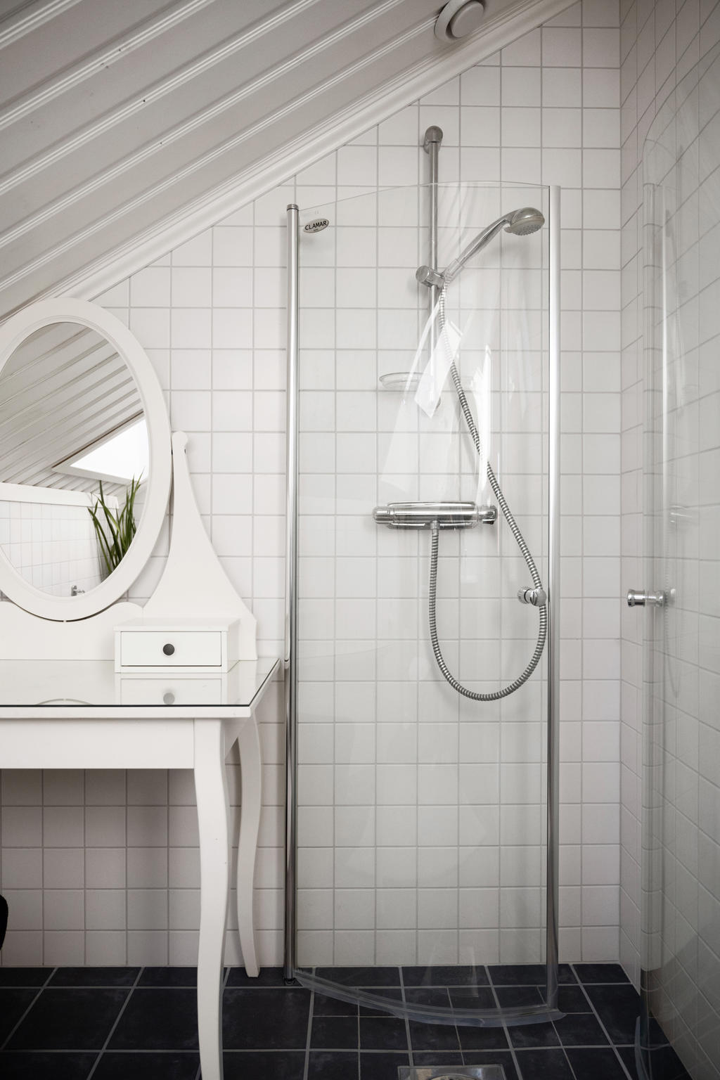 Badrum övre plan duschhörna.