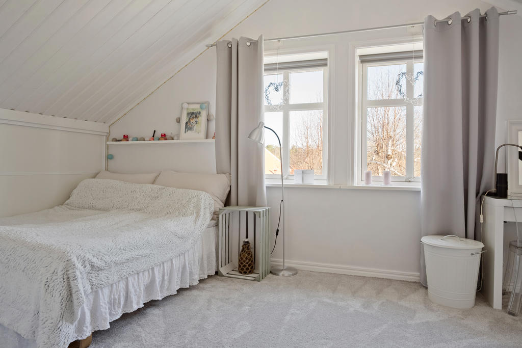 Sovrum övre plan med plats för dubbelsäng. Mjuk ljusgrå heltäckningsmatta.