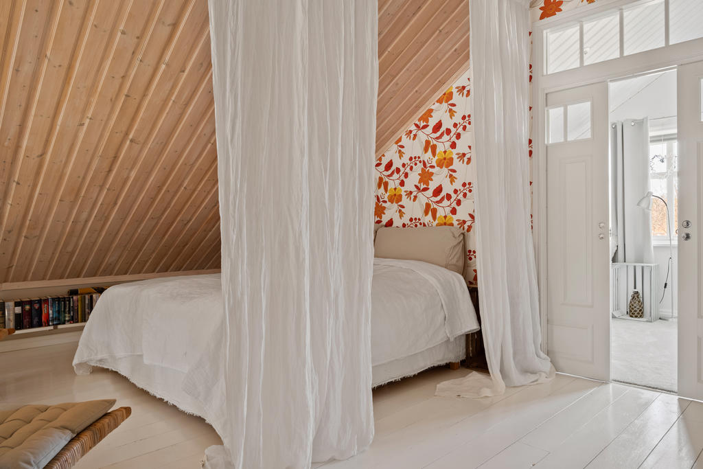 Allrum övre plan som idag används som sovrum.