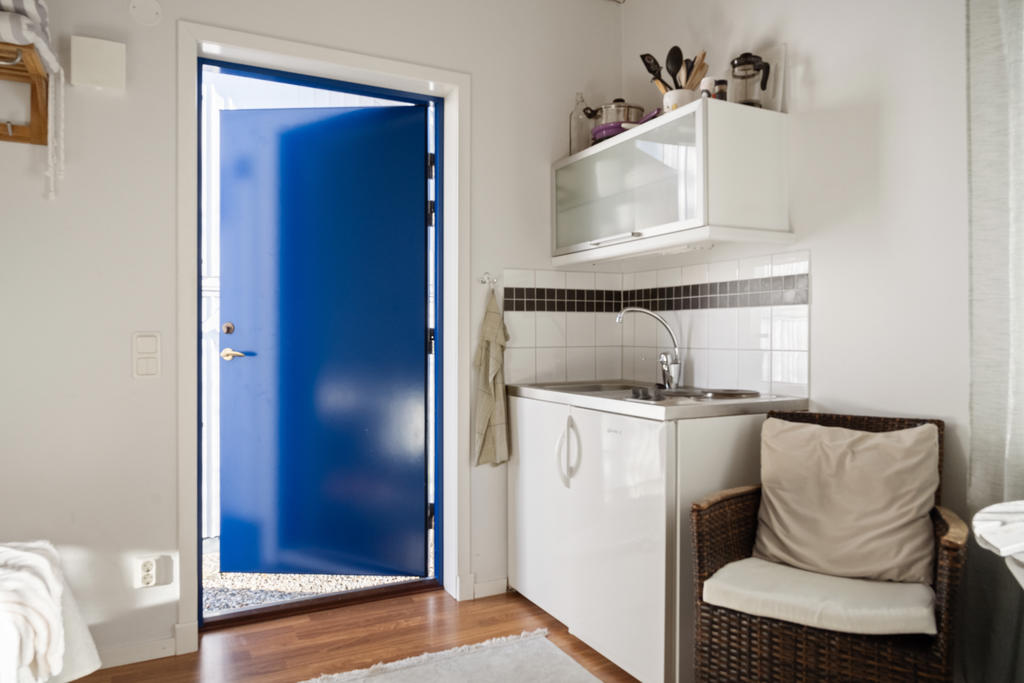 Gästhus från insidan i bild trinettkök med två kokplattor, här finns allrum, sovloft och badrum.