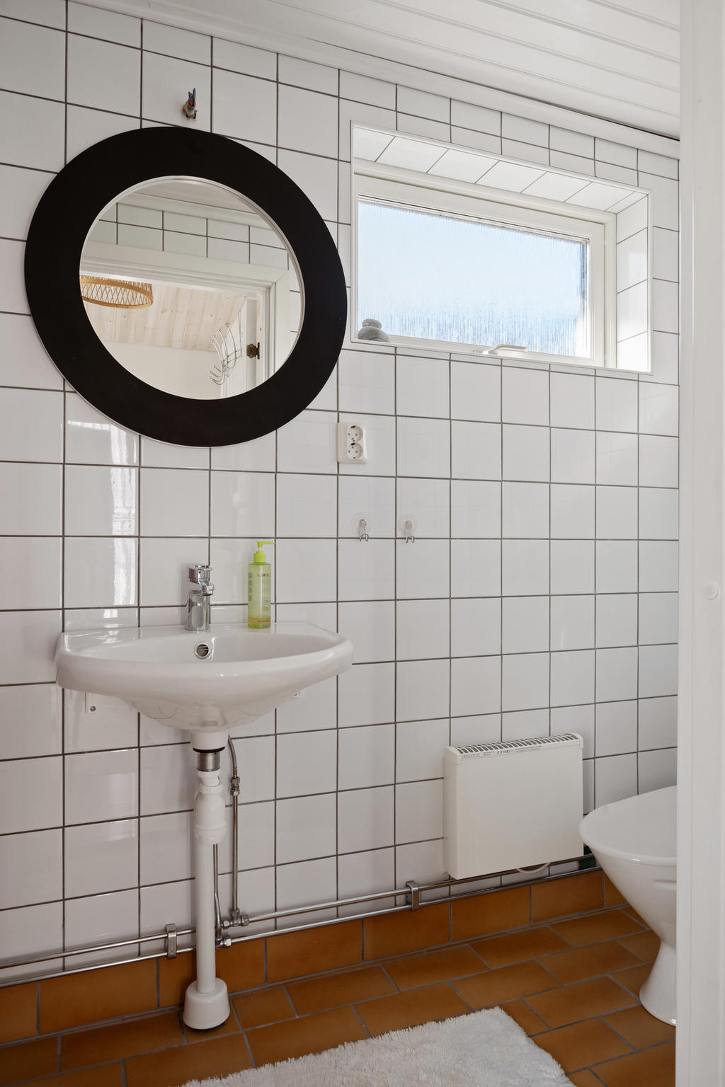 Gästhus, helkaklat badrum utrustat med dusch, wc och handfat. 