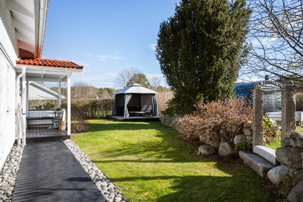 Entrésidan huset med morgonsol.