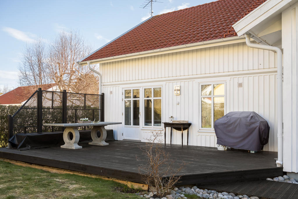 Baksidan huset i västerläge med kvällssol.