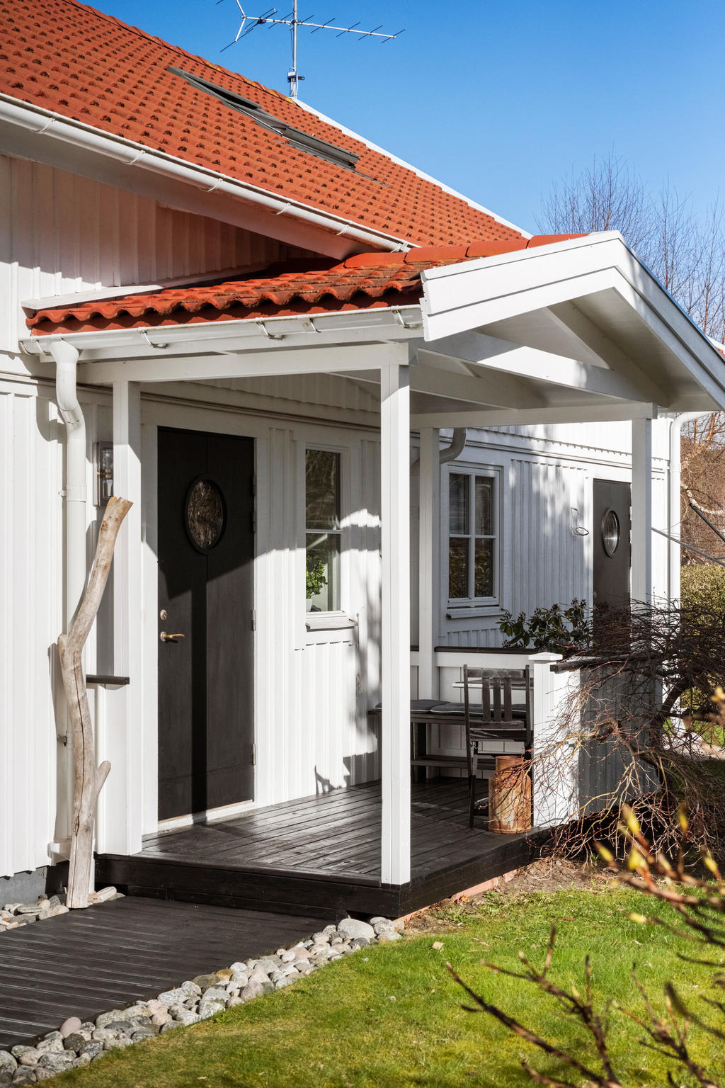 Entré med farstu och sittbänk till morgonkaffet.