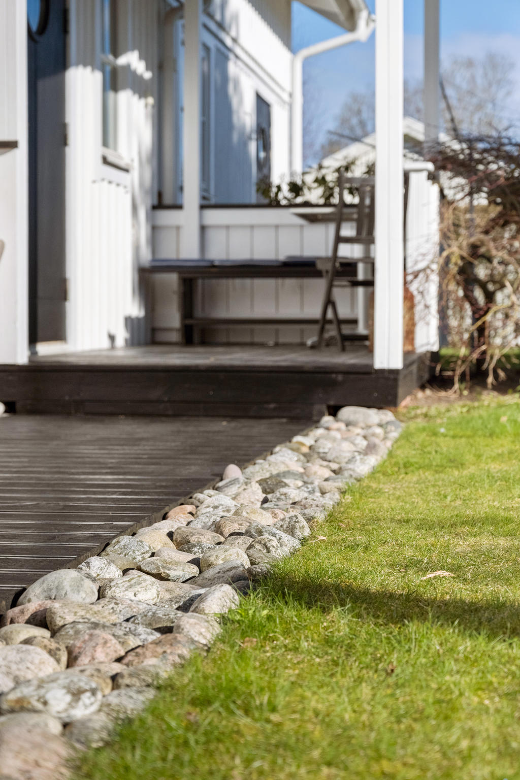 Snygg stenläggning och trädäck att gå på från parkeringsplats till entrén och till gästhuset.