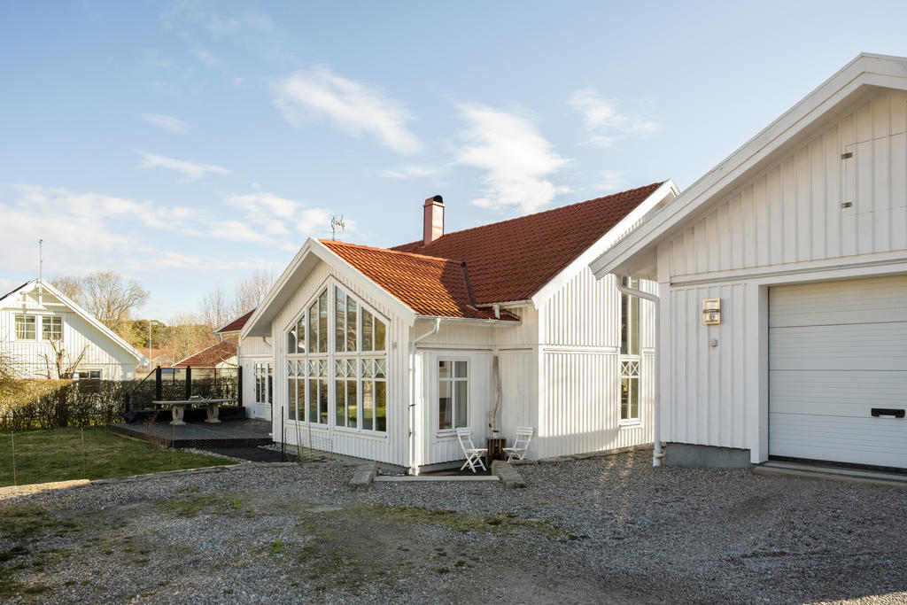 Parkeringsplatser för flertal bilar och garage.