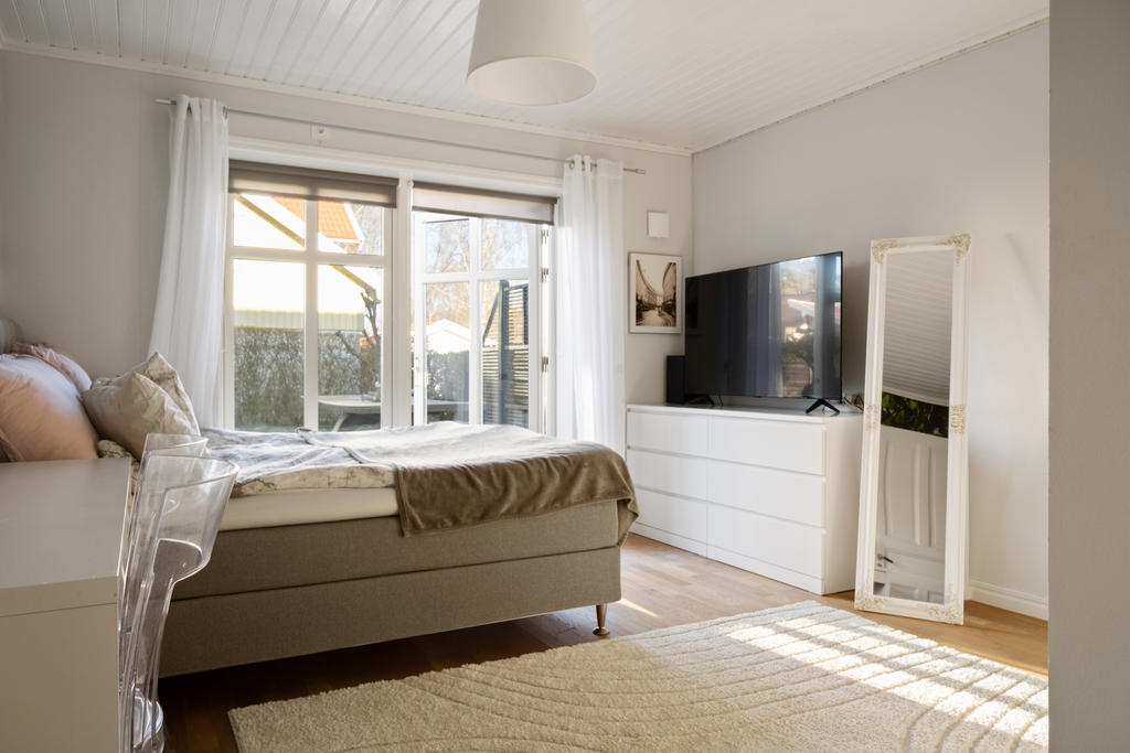 Master bedroom i entréplan.
Med fint parkettgolv och utgång till terrass och trädgård.