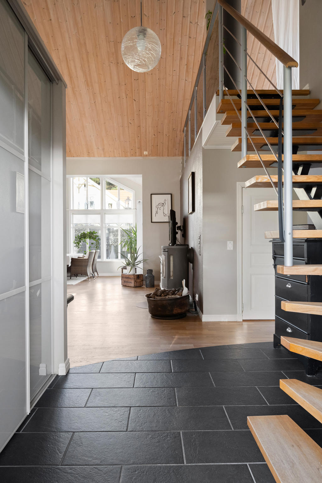 Hall med bra förvaring i garderob med skjutdörrar.