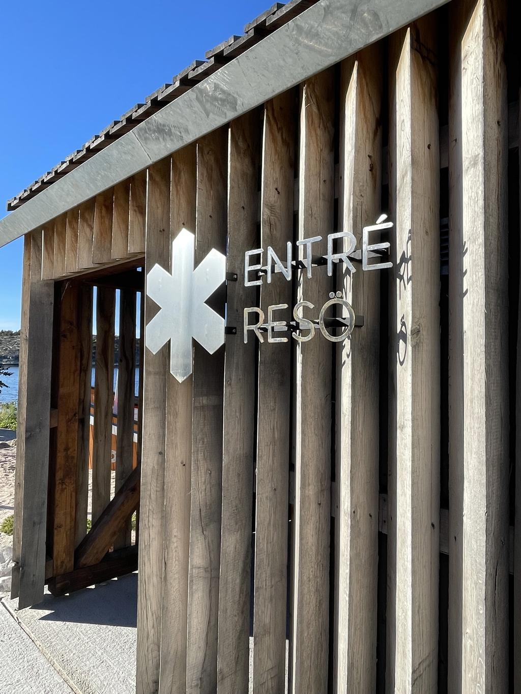 Entré Resö nere vid hamnen med information om Kosterhavets nationalpark.