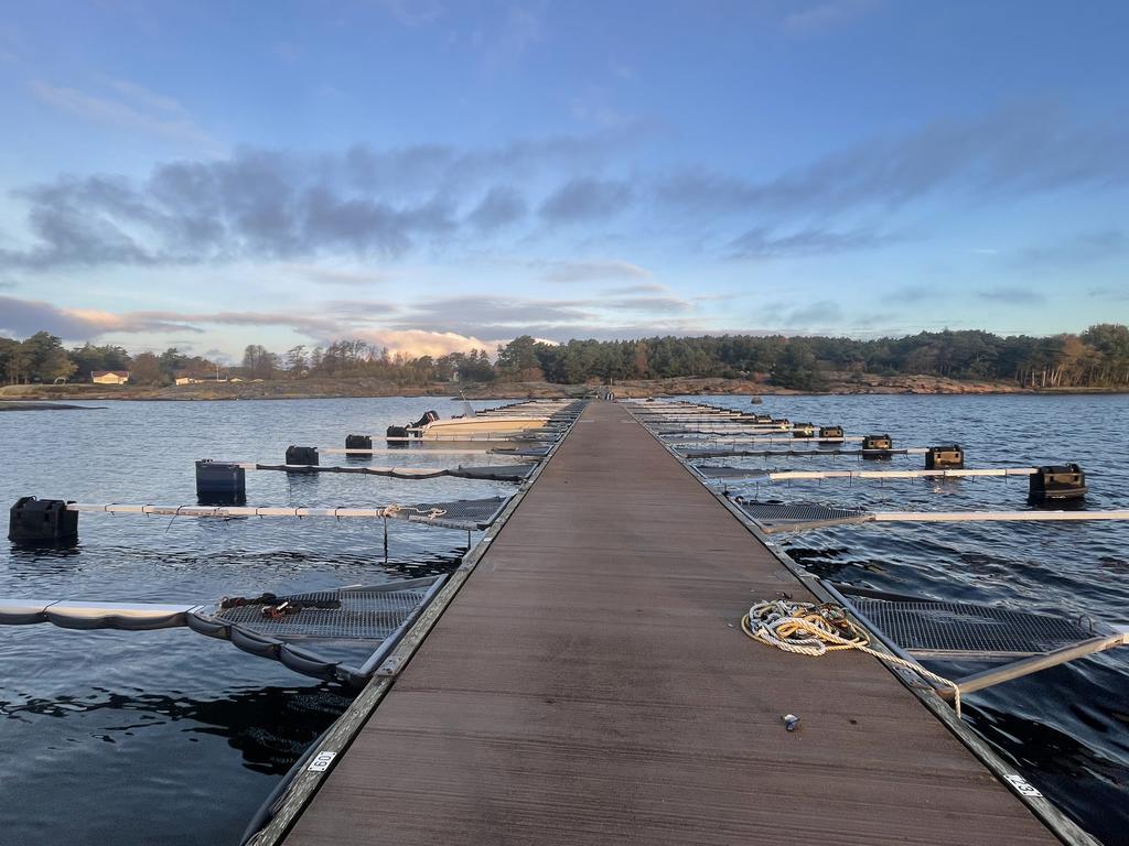 Båtplats nr 60 på flytbryggan i Holmsbackens bryggförening.