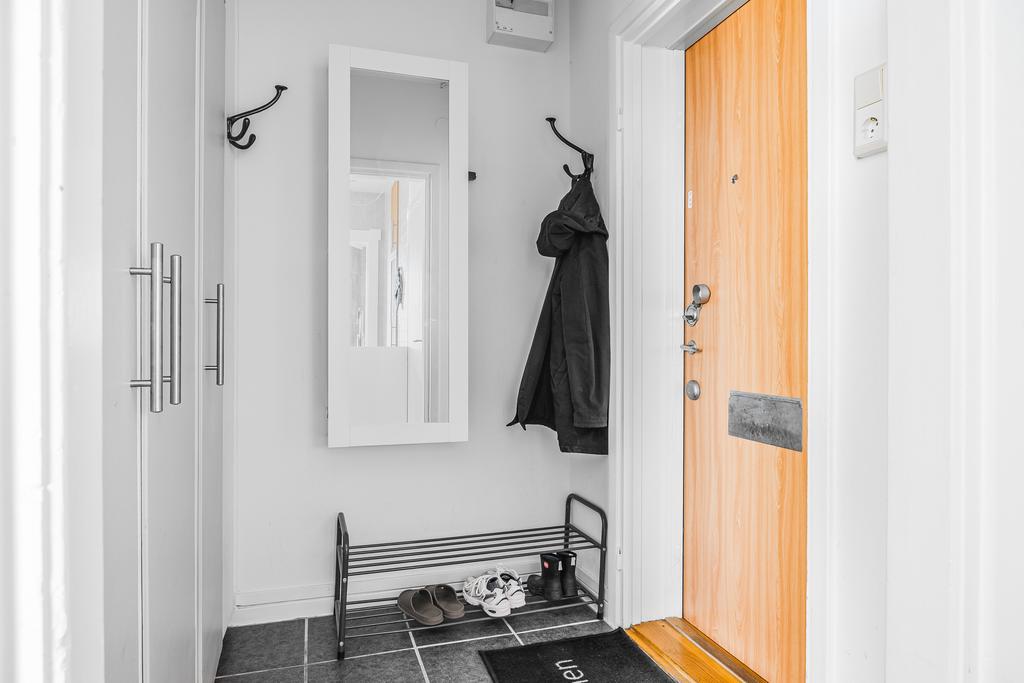 Hall med klinkergolv och garderob