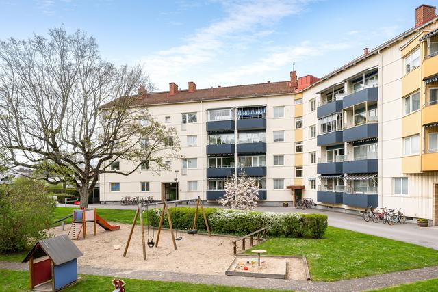 Lekpark och grillplats på gården
