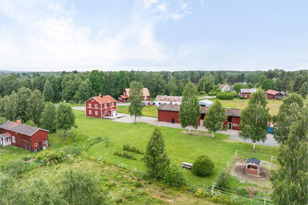 Rejäl gårdstomt med fina hagar och fält runt omkring!