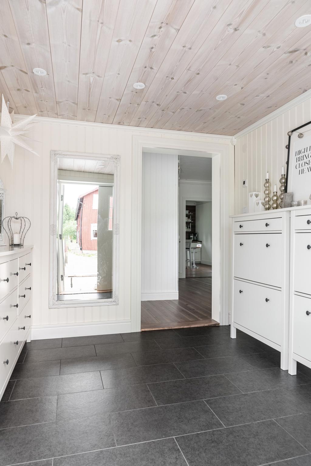 Stor och rymlig hall  med plats för förvaring