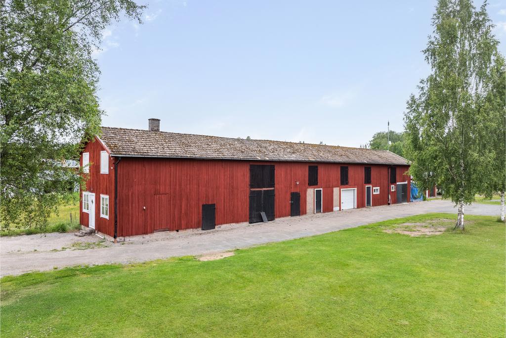Uthuslängan erbjuder garage, stall för flera hästar, hobbyrum och en stor festloge på höskullen