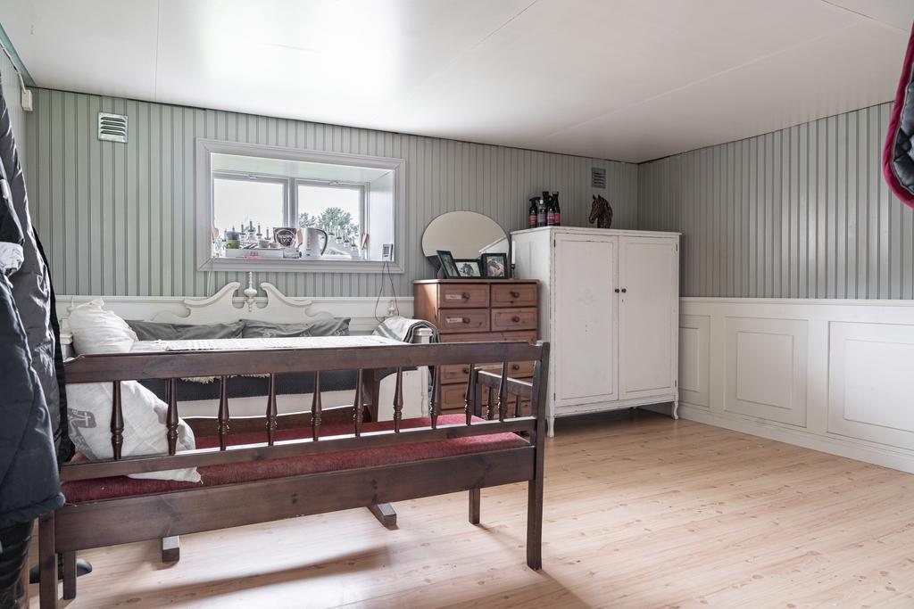 Ljus och rymlig sadelkammare med charmiga detaljer och gott om förvaring