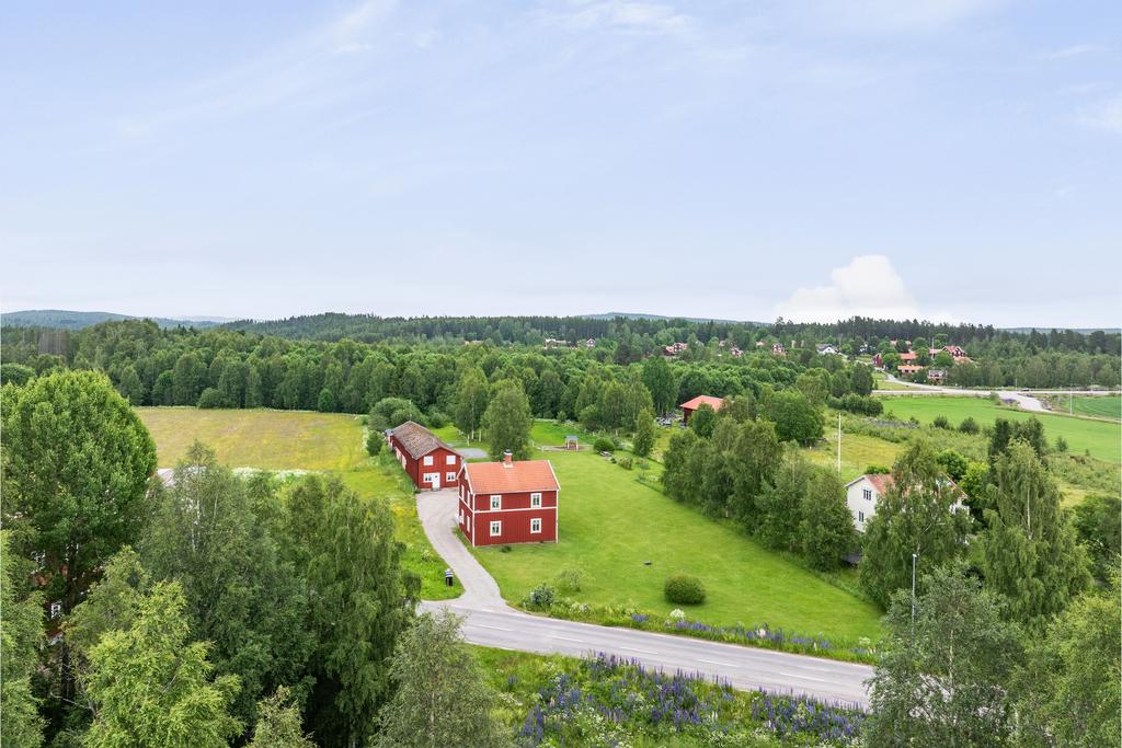 Vackert belägen gård i lantlig idyll med öppna vyer och  stora grönytor 