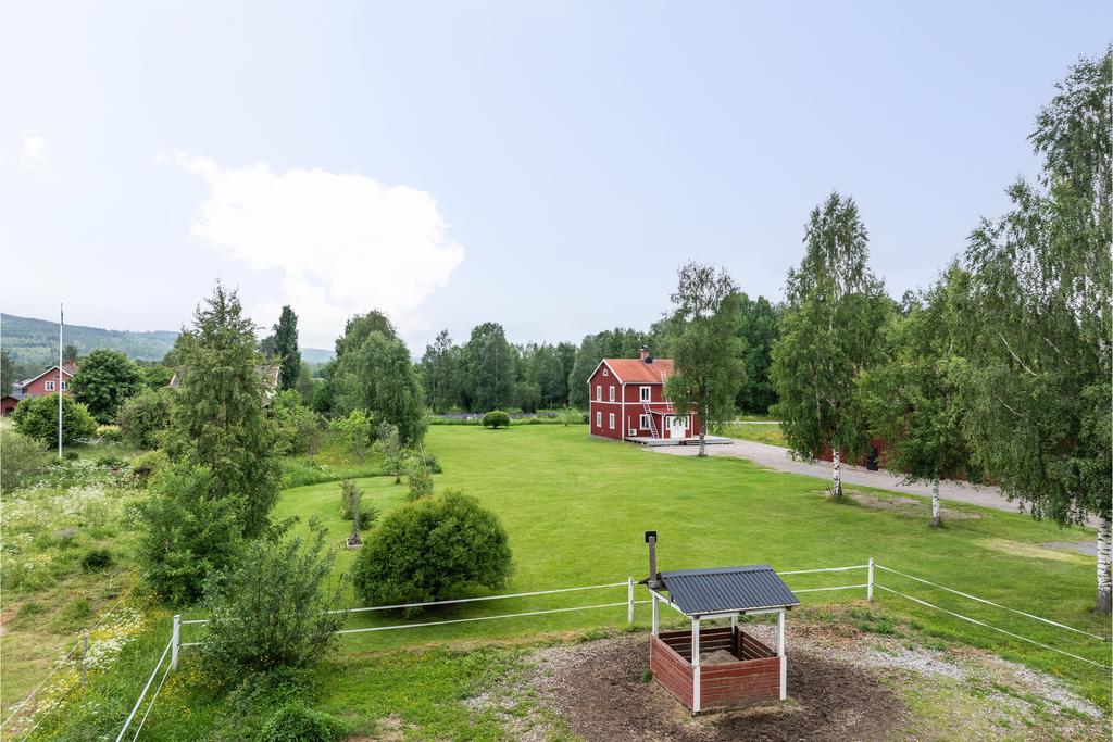Rejäl gårdstomt med fina hagar runt om