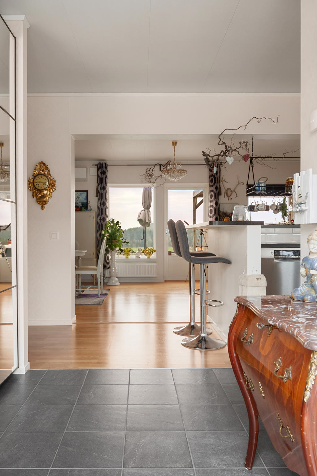 Vy från hallen mot vardagsrum och kök