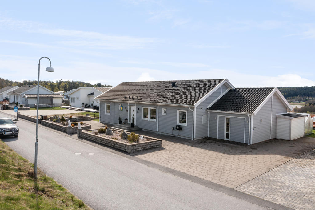 Stenlagd framsida med parkeringsmöjligheter