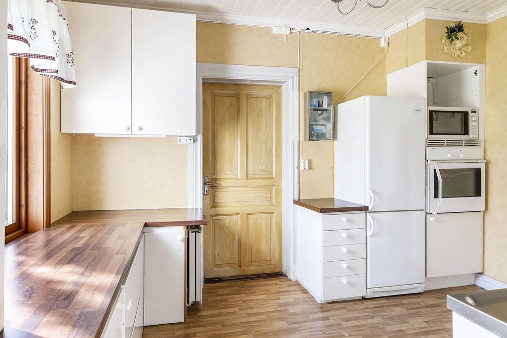Kök med passage till källaren