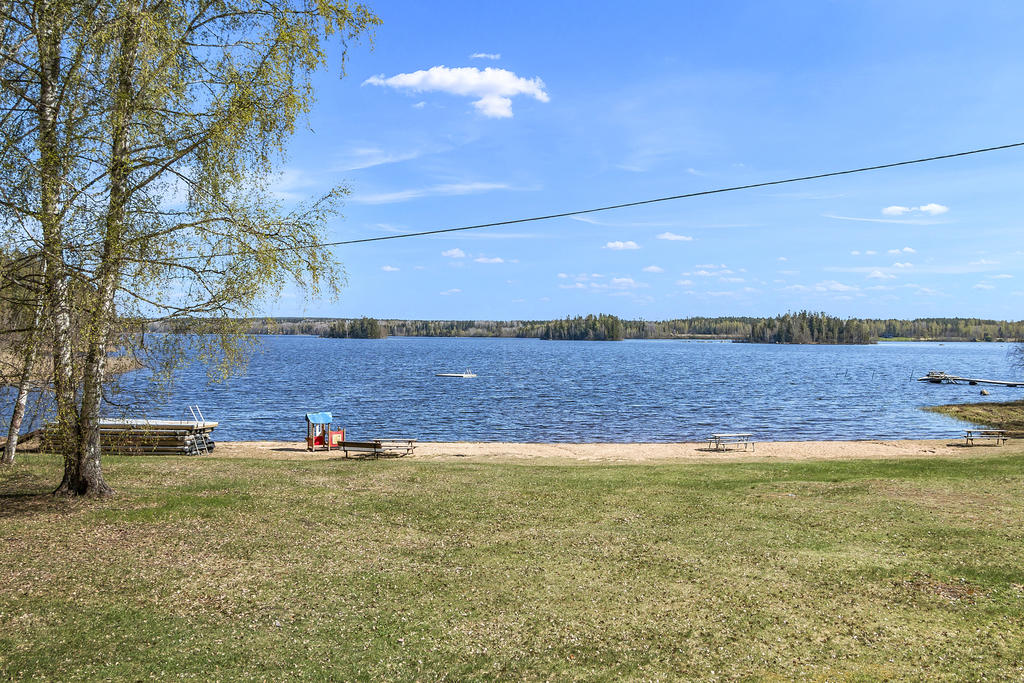 Trevliga Sandviksbadet vid sjön Långsvan.