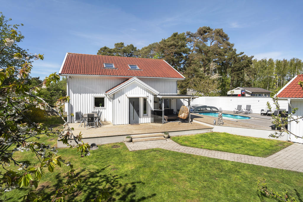 1,5 plans villa med poolanläggning och dubbelgarage