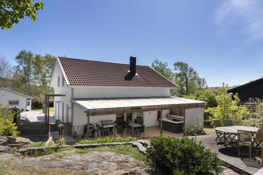Härligt kuperead tomt med fina bergspartier