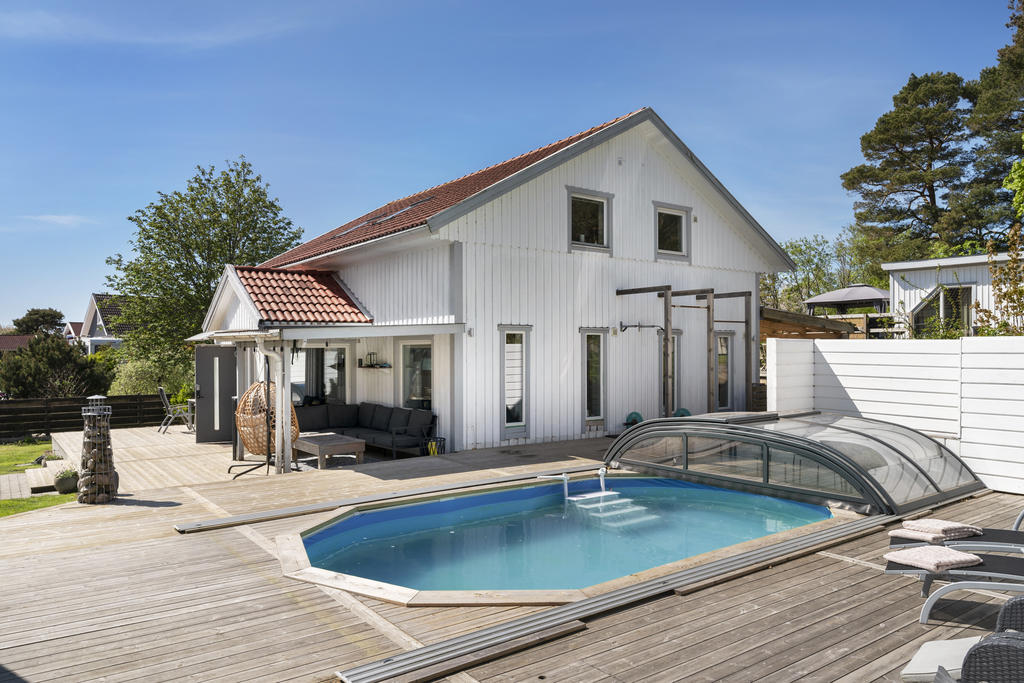 1,5 plans hus med härlig poolanläggning