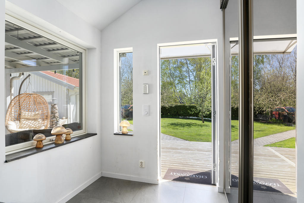 Entréhall med skjutdörrsgarderob