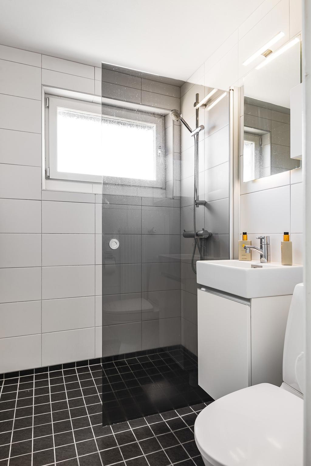 Snyggt renoverad WC med dusch. 