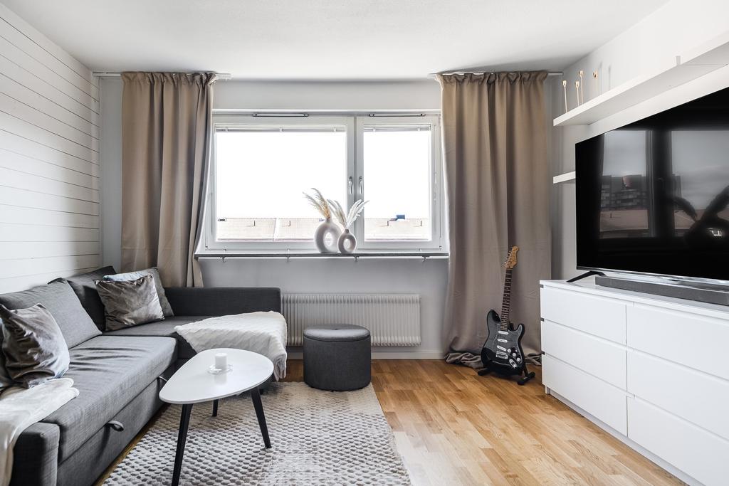 Vardagsrummetmed utsikt från tredje våningen. 