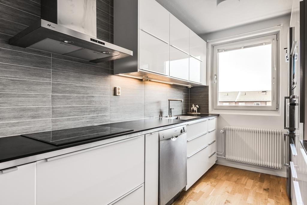 Det här köket talar matlagningsglädje och det bästa av allt, det finns diskmaskin. 