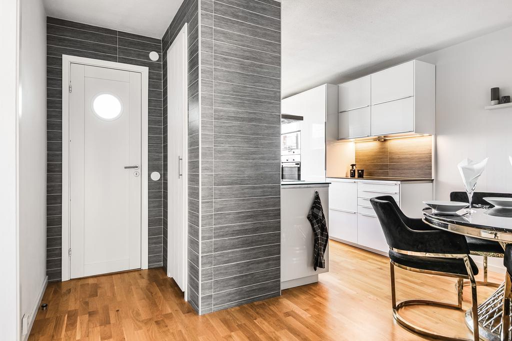 Smart inbyggd garderob mellan kök och WC. 