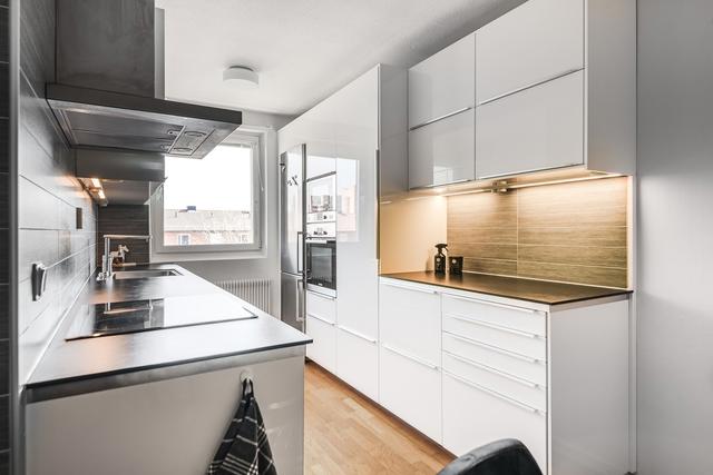 Välkommen till Tångringsgatan 16! Vitt kök i högblankt och rostfria vitvaror från IKEA. 
