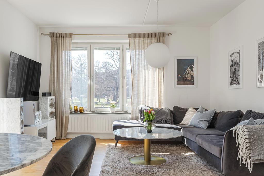 Vardagsrum med ljusinsläpp från två väderstreck