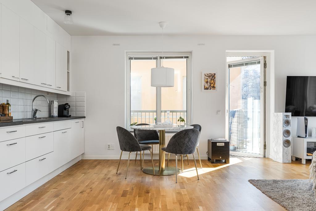 Plats för matbord mellan kök och vardagsrum
