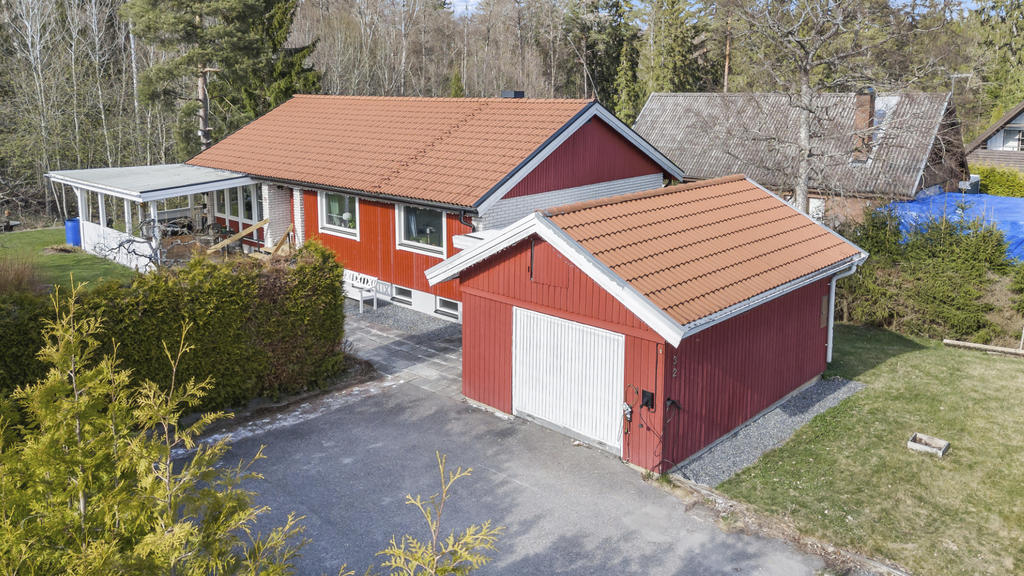 Garage med asfalterad uppfart