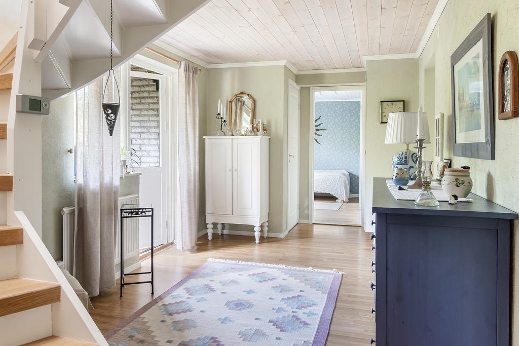 Allrum suterrängplan med utgång till altan och trädgård