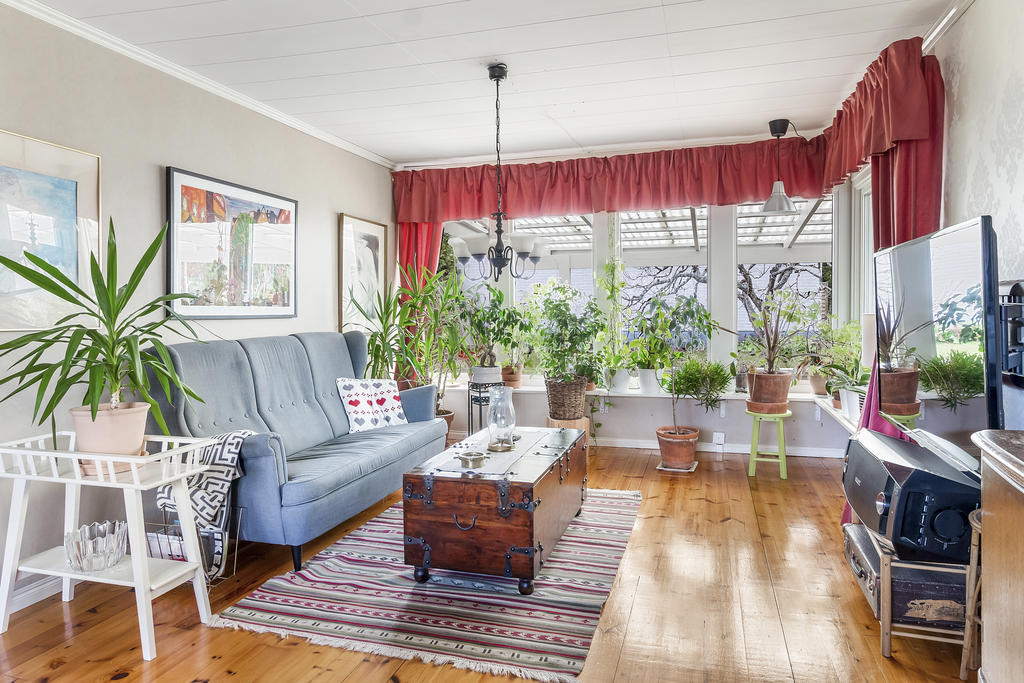 Vardagsrum  med stora fönsterpartier