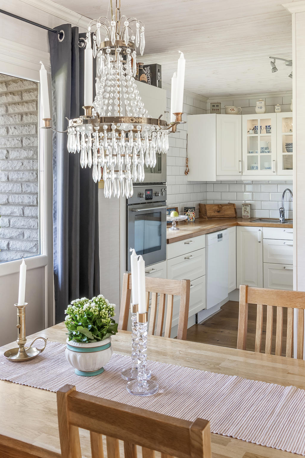 Kök med utgång till balkong