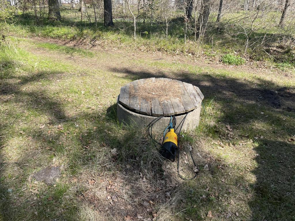 Grävd brunn på tomten